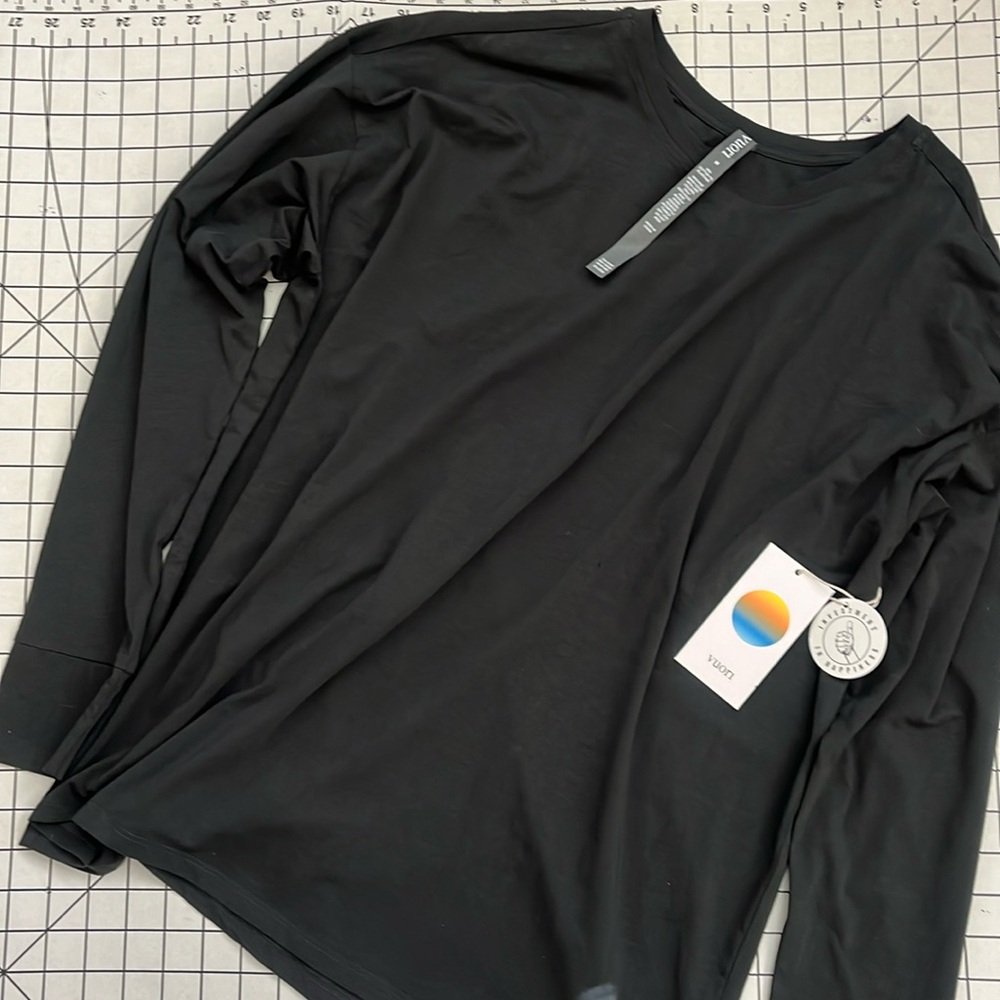 VUORI long sleeve feather tee. Women’s medium. NWT